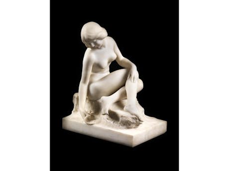 Marmorskulptur einer sitzenden nackten Frau